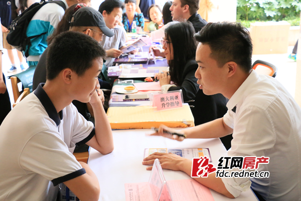 麻省牛津学霸在长沙宁乡碧桂园学校分享秘