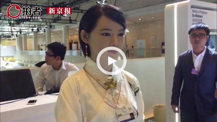 直击:高仿真美女机器人亮相达沃斯论坛