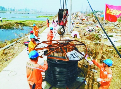 南京供电抢修队 赴阜宁抢修电路