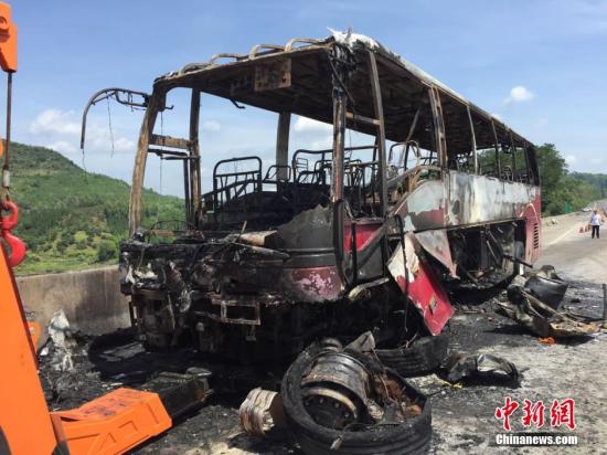 6月27日，已造成35人遇难的宜凤高速湖南宜章县境内旅游大巴起火事故现场仍处于交通封闭状况，事故原因正在调查之中。徐志雄 摄