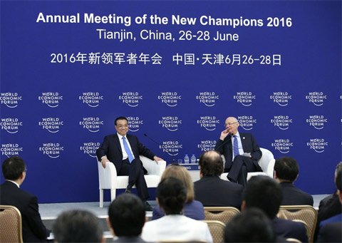 李克强在天津会见2016夏季达沃斯论坛企业家代表。新华社 庞兴雷 摄