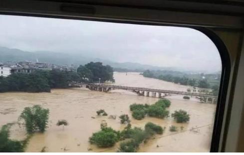 全国多地持续暴雨 父母应如何教孩子注意安全_fina