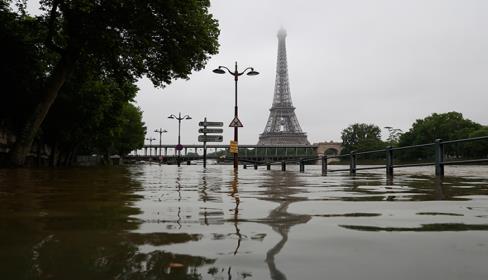 全国多地持续暴雨 父母应如何教孩子注意安全_fina