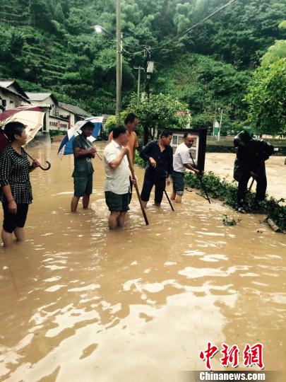 暴雨突袭浙江金华一乡镇多处道路被冲毁 箬阳乡政府提供 摄