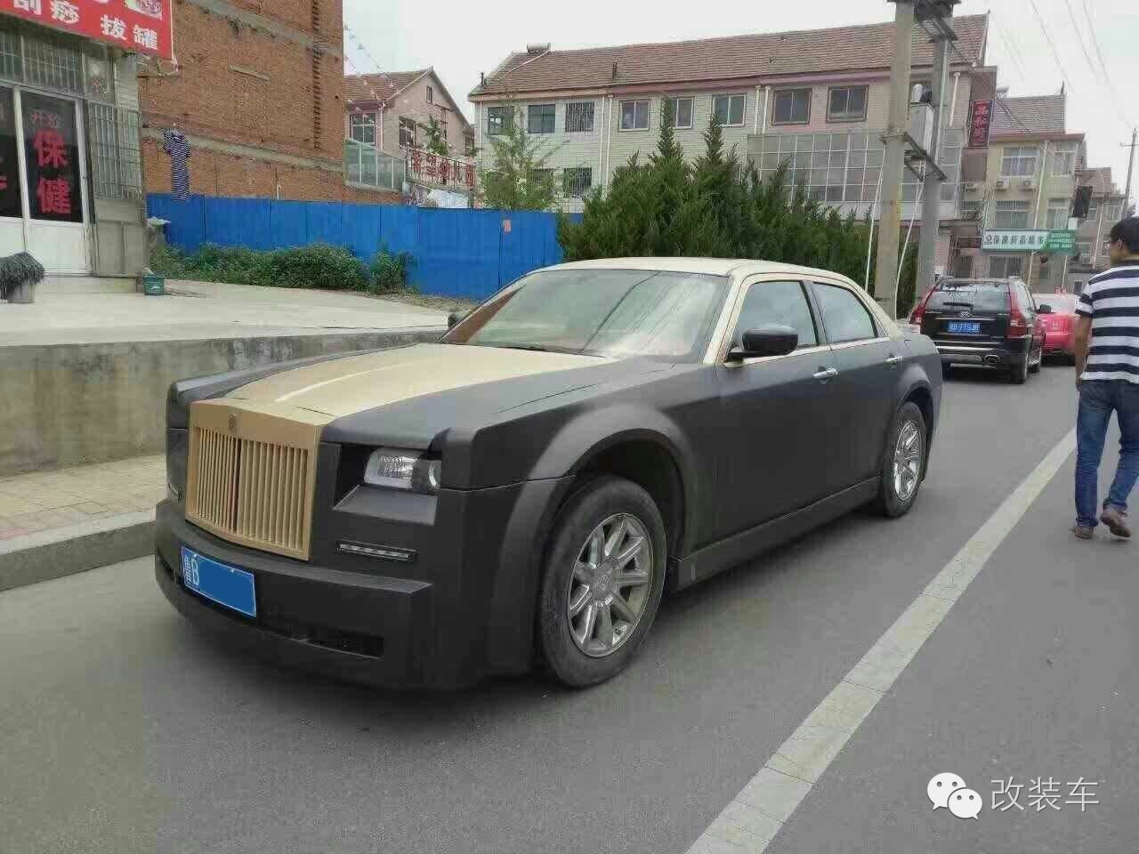 大众撞劳斯莱斯,司机弃车逃时回头一看