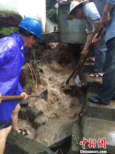 暴雨突袭浙江金华一乡镇多处道路被冲毁 箬阳乡政府提供 摄