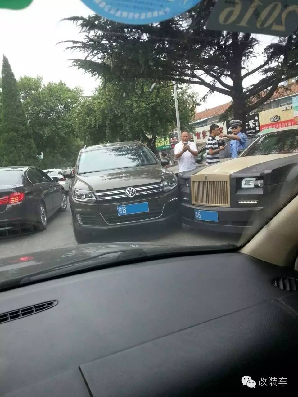 大众撞劳斯莱斯,司机弃车逃时回头一看