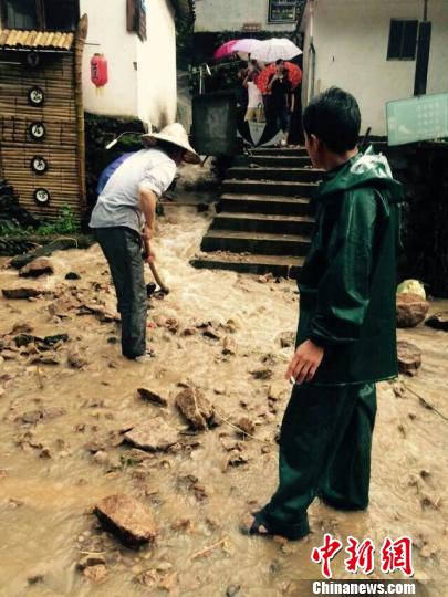 暴雨突袭浙江金华一乡镇多处道路被冲毁 箬阳乡政府提供 摄