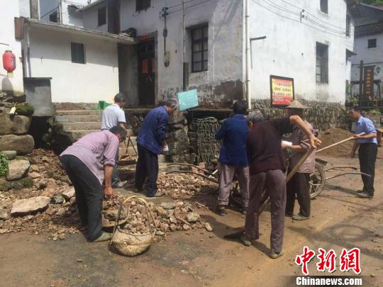 暴雨突袭浙江金华一乡镇多处道路被冲毁 箬阳乡政府提供 摄
