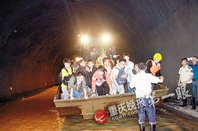 酉阳被淹隧道，最后12名乘客获救。 通讯员 汪登平 摄