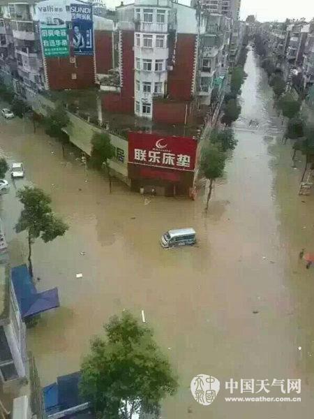 湖北黄石阳新暴雨致城区严重内涝(图片来源：阳新县气象局)