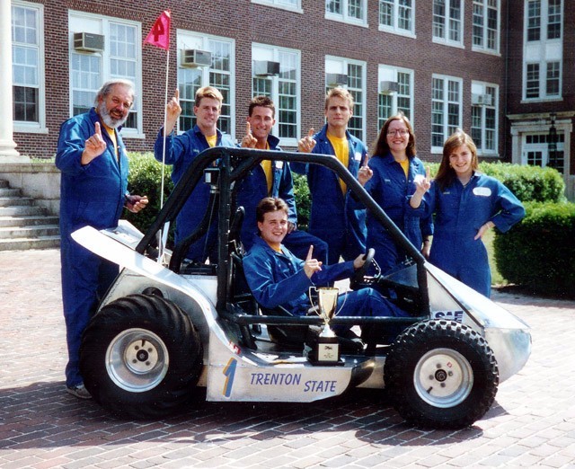 40名大学生 10万元 手工打造方程式赛车