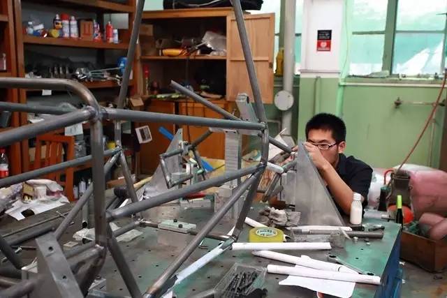 40名大学生 10万元 手工打造方程式赛车