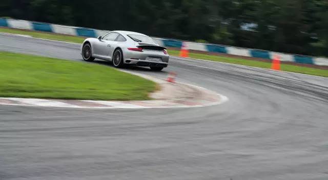 新能源汽车 “弯道”并不适合超车