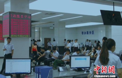 资料图:天津滨海新区行政审批局办事大厅