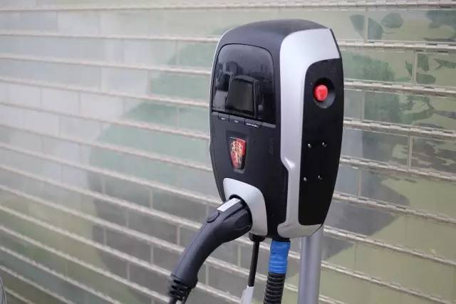 新能源汽车 “弯道”并不适合超车