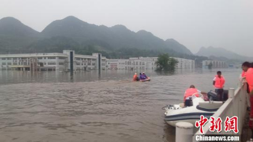 资料图：6月28日，贵州省织金县连续11小时强降雨，引发洪涝灾害，道路积水严重，多处厂房被淹。 杨光振 摄