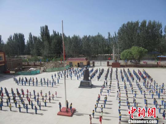 新疆维吾尔族教师自办国语学校 学生爆满一座