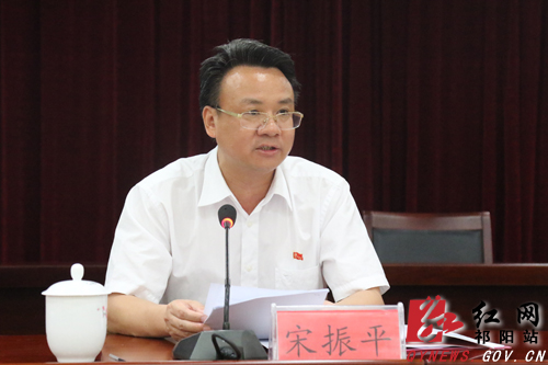 祁阳县委副书记,县长周新辉主持会议.