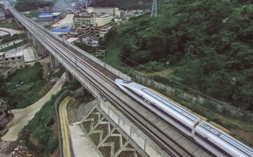 国务院通过八纵八横高铁网规划 打造相邻大中