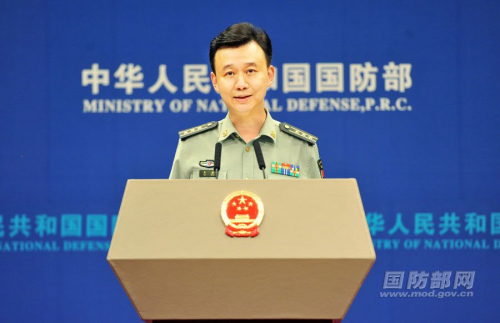国防部新闻局副局长、国防部新闻发言人吴谦上校答记者问。 图片来源：国防部网 李爱明 摄