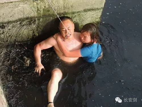 (圖:秦皇島“咬繩哥”。)