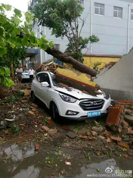 山东半岛出现狂风暴雨冰雹 寿光遭大风袭击