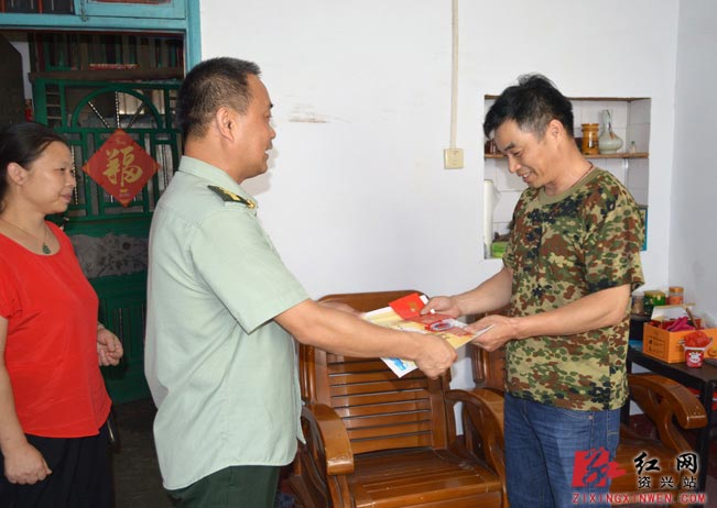 资兴70名现役军人在部队立功受奖(图)|部队|立