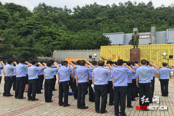 永兴县公安局党员重温入党誓词 庆祝党的生日