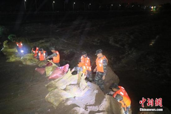 中国南方大面积暴雨 多趟旅客列车停运