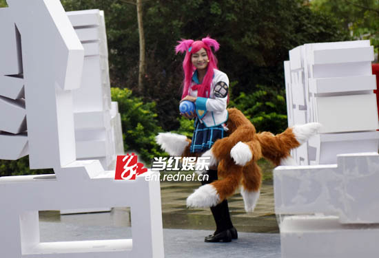 王思聪长沙冒雨选女神 私下爱吃零食爱卖萌|