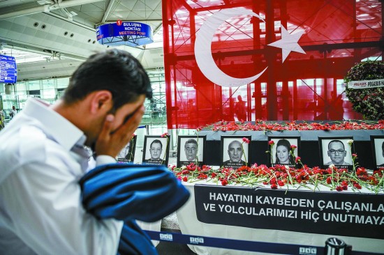 当地时间6月30日，土耳其伊斯坦布尔阿塔图尔克机场为在恐袭事件中遇难的工作人员举办悼念活动。视觉中国供图