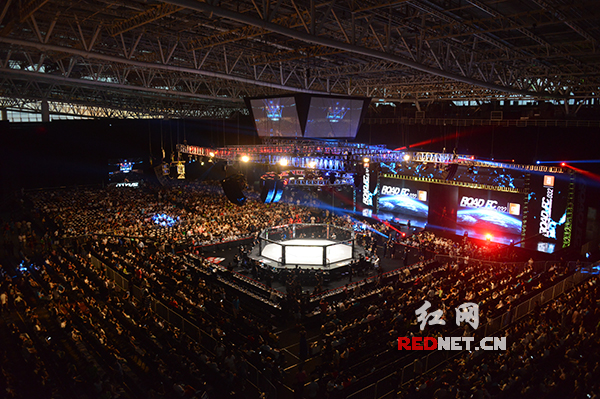 ROAD FC路德长沙站落幕 敖日格乐秒杀对手(