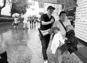 安徽省潜山县王河镇村民正在转移至安置点|安