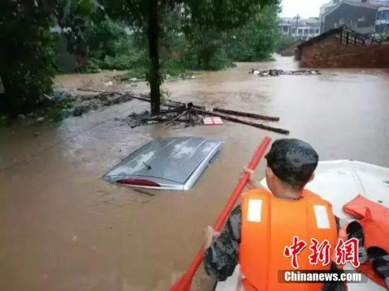 暴雨致湖南桃江一加油站汽柴油泄露约三吨