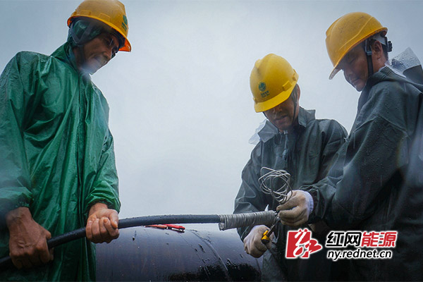 暴雨侵袭 国网常德供电公司冒雨抢修保供电