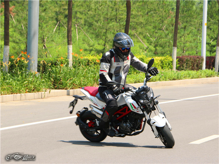 单车评测:贝纳利 TNT125(小暴龙)