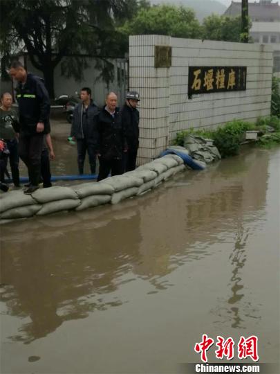 江苏常州连续暴雨河水倒灌 危及上万吨储备粮