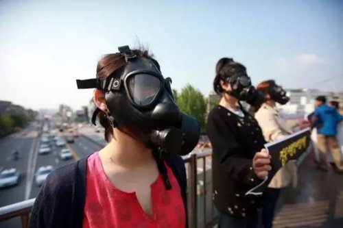 韩国民众抗议空气污染。