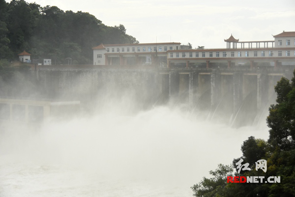 涟水超警戒水位 洪峰安全通过湘乡城区(组图)|