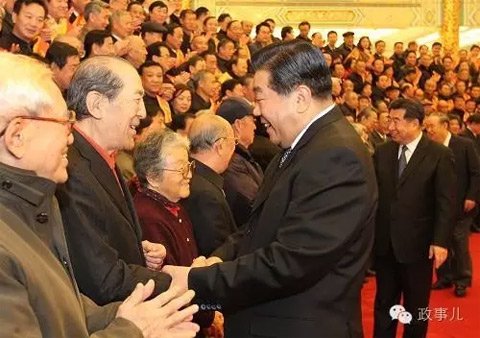 图为2010年,时任中央政治局常委、全国政协主席贾庆林出席中国老区建设促进会成立20周年总结表彰大会。
