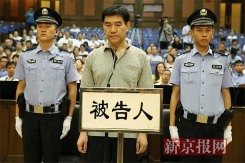 犯罪嫌疑人孙新正在法庭上受审。