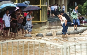 暴雨突袭多栋房屋受损 宁乡一个镇长抢险24小时