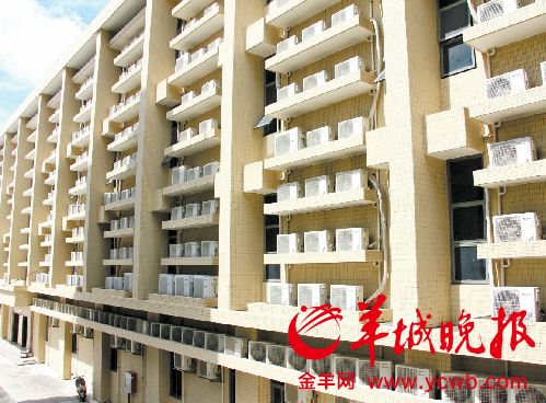 汕头市区现最牛空调墙 四层楼外墙挂900台外机
