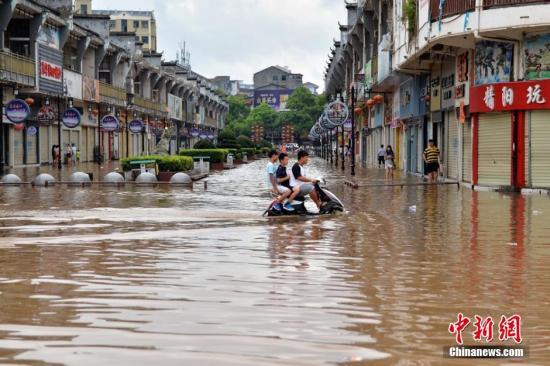 湖南抗洪事迹:怀化军分区参谋长救人落水 漂流