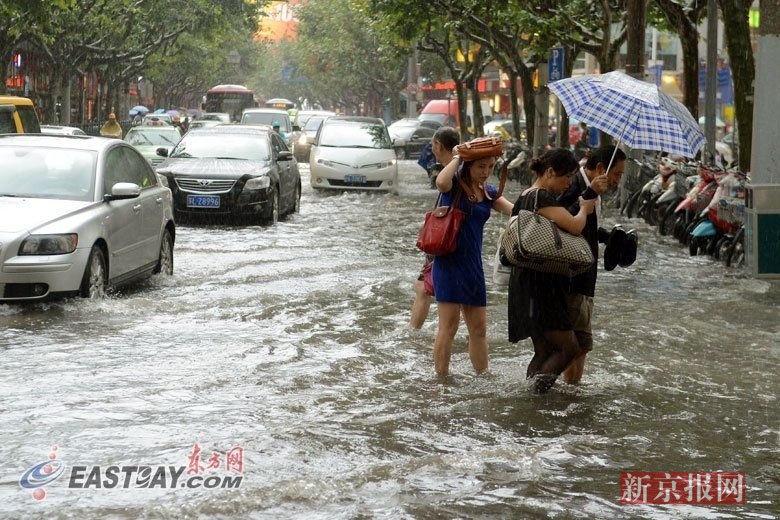 蹚水可能患丹毒!什么是雨天正确出行方式?