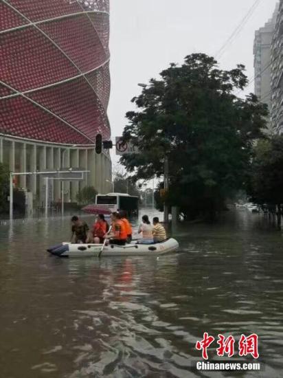 湖北武汉市武昌区楚河汉街附近市民划船出行。 供图