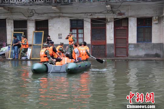 湖北洪湖暴雨致内涝 消防官兵连人带椅抬出残