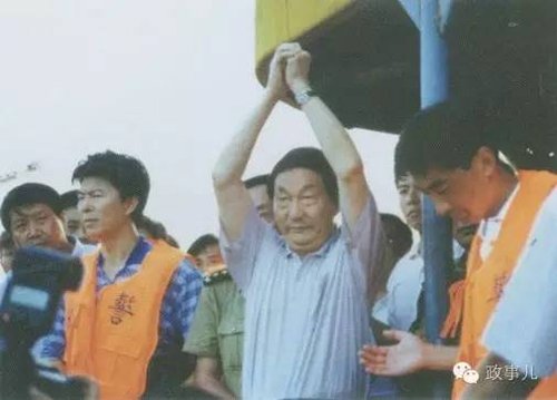 图为朱镕基亲临九江城防堤，一再对解放军和武警官兵说：“拜托同志们，谢谢同志们。”