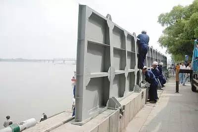 2011年哈尔滨防汛闸板安装演练